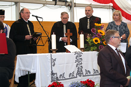 Gottesdienst im Festzelt: Alte Heimat nicht aus den Herzen verloren