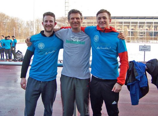 Am 2. Prüfungstag bestehen ebenfalls ohne Defizit Malte Vogel (links) und Julius Stützle (rechts) den Sporteignungstest. In der Mitte Trainer Wolfram Gündisch 