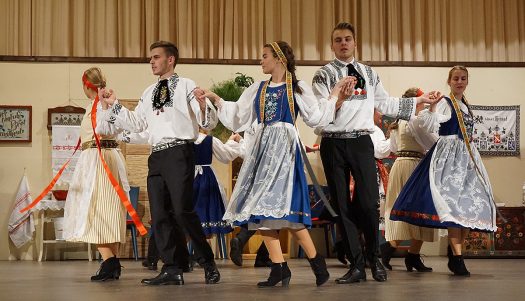 Die siebenbürgisch-sächsische Jugendtanzgruppe aus Bielstein. Foto: Klaus Hihn