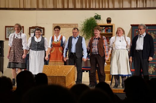 Die Darsteller des Theaterstückes in siebenbürgisch-sächsischer Mundart. Foto: Klaus Hihn