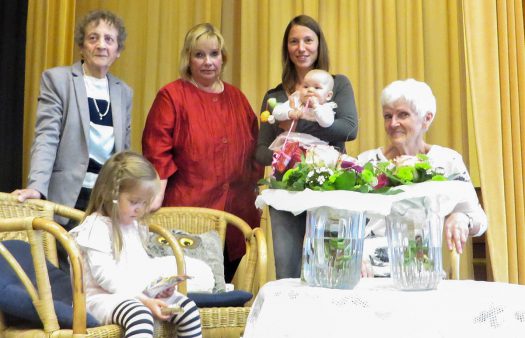 Die jüngste und die älteste Mutter mit der Vorsitzenden des Frauenvereins Adelheid Scheip und Ingrid Bosch (li.)