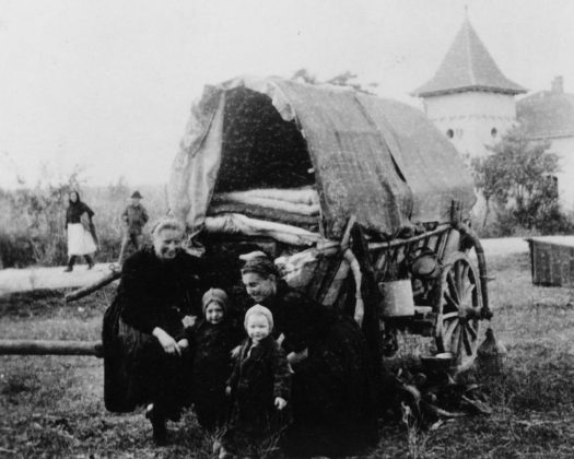 Die historischen Fotos von der Flucht der Siebenbürger Sachsen stammen aus dem Fotoarchiv des Siebenbürgen Instituts Gundelsheim