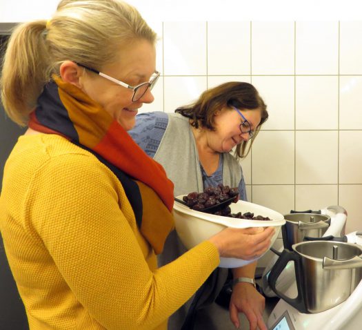 Nicole Mies (links) und Petra Krauss kochen Marmelade. Fotos: Schenker