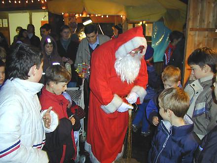 Weihnachtsmarkt rund um die Kirche