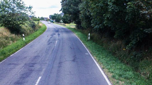 Die Marienfelder Straße in Drabenderhöhe wird saniert. Auf einer Länge von ca. 560 m wird der bituminöse Aufbau der Fahrbahn rund 12 cm abgefräst und neu aufgebaut. Fotos: OBK