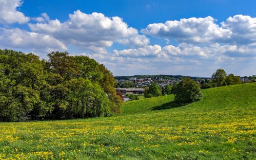 Blick von der Straße "Am Höher Berg" auf Drabenderhöhe. Im Vordergrund ist das Industriegebiet zu erkennen und weiter hinten die Hochhäuser der Kronstädter Gasse. Foto: <a href="http://www.melzer.de">Günther Melzer</a>