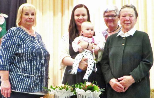 Traditionell wurden bei der Muttertagfeier die älteste und die jüngste Mutter geehrt. Anni Boltres dürfte vielen Drabenderhöhern bekannt sein. Sie war 42 Jahre Organistin, davon war sie 20 Jahre in Siebenbürgen und 22 Jahre in der hiesigen Kirchengemeinde tätig. Sie brachte zwei Töchter zur Welt und arbeitet heute noch als ehrenamtliche Helferin im Drabenderhöher Alten- und Pflegeheim. Die Kosmetikerin Anja Rieche, geborene Rochus, ist in Drabenderhöhe aufgewachsen. Ihre Tochter Emma Lu erblickte am 26. Dezember 2017 das Licht der Welt.