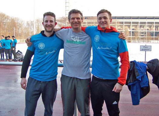 Am 2. Prüfungstag bestehen ebenfalls ohne Defizit Malte Vogel (links) und Julius Stützle (rechts) den Sporteignungstest. In der Mitte Trainer Wolfram Gündisch