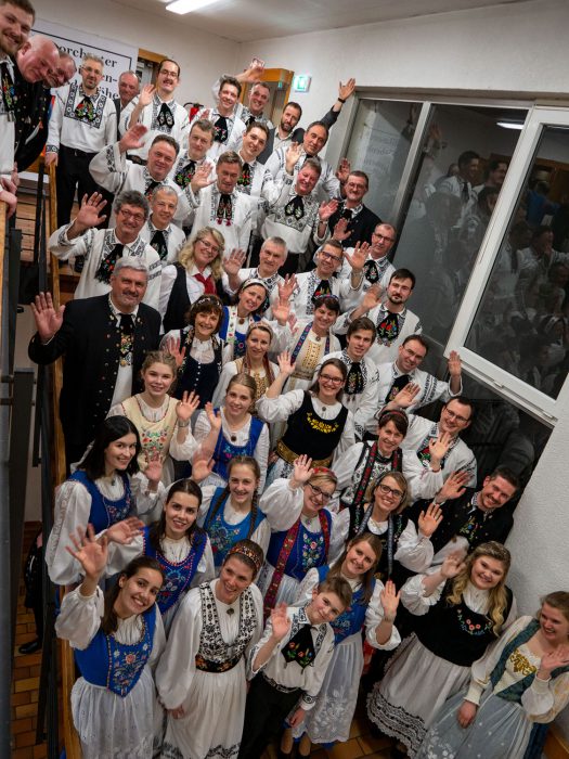 Gruppenfoto vom Blasorchester Siebenbürgen-Drabenderhöhe und der siebenbürgischen Volkstanzgruppe Wiehl-Bielstein nach dem Jahreskonzert im Kulturhaus Drabenderhöhe-Siebenbürgen. Foto: Günther Melzer