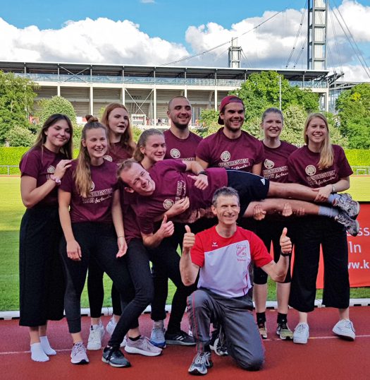 Es freuen sich über die bestandene Prüfung an der Sporthochschule Köln v.l.n.r: Fenja Pester, Zoë Seulen, Jonna Huppertz, Salome Junge, Daniel Hardt, Maximilian Deutzmann, Jennifer Nohl, Anna Klug, Moritz Reinboth (liegend) und ihr Trainer Wolfram Gündisch (im Vordergrund).   Foto: Privat