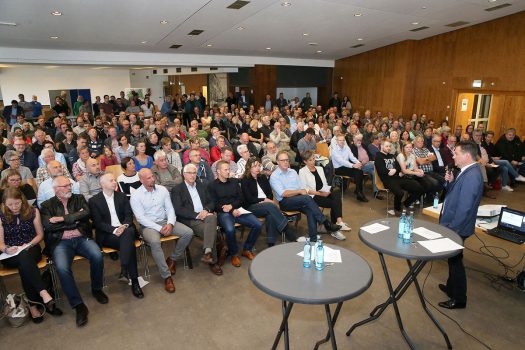 Viele Besucher bei der Informationsveranstaltung zum geplanten Gewerbegebiet Brächen im Kulturhaus Drabenderhöhe. Fotos: Christian Melzer