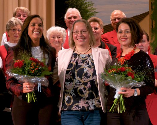 Vorne, von links: Regine Melzer, Dirigentin des Honterus-Chores; Anita Gutt, Kreisgruppenvorsitzende; Diana Baldea, Dirigentin des Honigberger Chores. Fotos und Videos: Günther Melzer