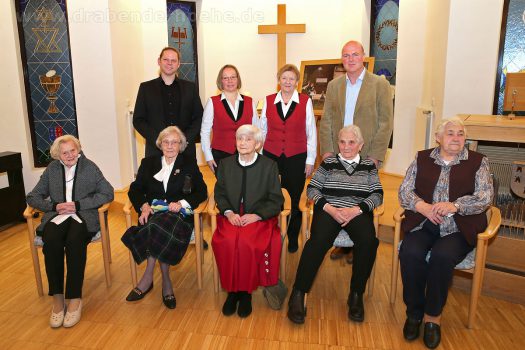 Vorne, von links: Emma Hubbes, Edith Foith, Martha Depner, Maria Bock und Regina Hertel. Hinten, von links: Markus van Breen, Anita Gutt, Enni Janesch, Rainer Lehni. Fotos: Christian Melzer