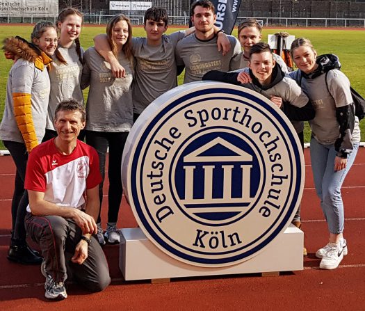 Überglücklich über die bestandene Prüfung an der Sporthochschule Köln. Vorne: Trainer Wolfram Gündisch. Hinten, von links: Sarah Bruckmann, Nele Schneider, Lisa Krüger, Christopher von Sack, Vinzent Stoffel, Max Uhlenbrock, Leon Lauf und Maxine Herweg