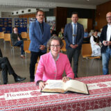 Ina Scharrenbach trägt sich ins Goldene Buch der Stadt ein.