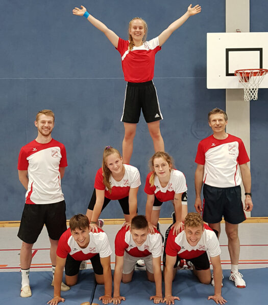 Überglücklich über die bestandene Sporteignungsprüfung an der Sporthochschule Köln. Von links: Jan Kemmerling (Trainerstab), unten: Felix Deptner, Jonathan Haas, Linus Zakrzewski, darüber: Laura Wagner, Lea Ley, stehend oben Lea Sophie Müller, ganz rechts Wolfram Gündisch (Trainer)