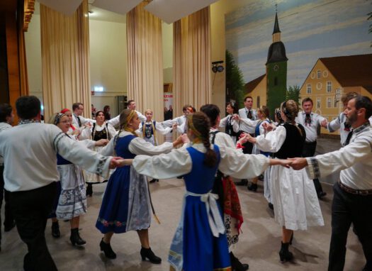 Die siebenbürgische Jugend- und Erwachsenen-Tanzgruppe Wiehl-Bielstein