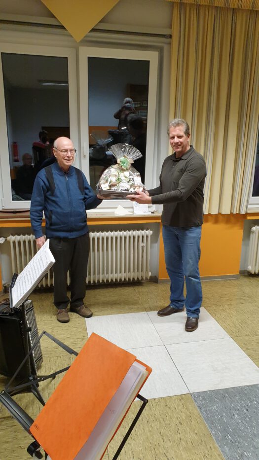 Axel Hackbarth (rechts) überreicht Friedel Wirth ein Geschenk zum 90. Geburtstag. Foto: Manuela Reimann 