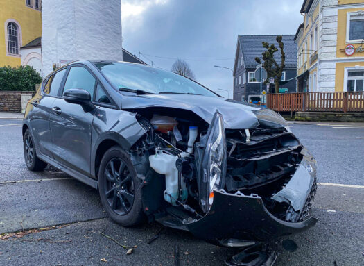 Hoher Sachschaden bei einem Unfall auf der Drabenderhöhe Kirchenkreuzung. Fotos: Christian Melzer