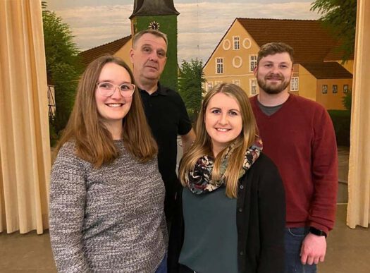 Andrea Bloos und Stephanie Schoger (links) leiten das Orchester nun als 1. und 2. Vorsitzende. Dabei werden sie von Roland Hientz und Christian Tschaki (rechts) als Kassierer und Schriftführer unterstützt. Foto: Jana Kessmann