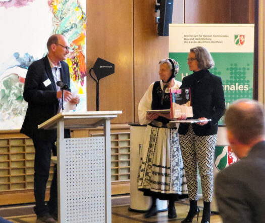 Enni Janesch und die Ministerin übergeben den zweiten Ehrenpreis an Jens Kielhorn