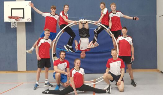 Bei der internen Generalprobe wurden erstmalig im Showprogramm auch Übungen am Rhönrad von Friederike, Adrian, Yannick und Luca (rechts stehend auf dem Rad mit ausgestrecktem Arm) gezeigt. Aus dem Trainerstab waren auch Markus (links kniend), Jan (mit Kopf nach unten) und ihr Cheftrainer Wolfram (rechts kniend) mit der gelungenen Generalprobe und tollen Prüfungsleistung sehr zufrieden.