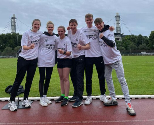 Große Freude und Begeisterung über ihre tolle fehlerfreie Prüfungsleistung zeigen v.l.n.r: Samira Brünker, Sina Malin Heinzerling, Friederike Komp, Jonas Hackbarth, Adrian Därr und Yannick Eckstein.