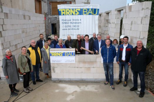 Zahlreiche Gäste hatten sich zum Einbau der „Zeitkapsel“ auf der Baustelle eingefunden, darunter viele Drabenderhöher Stadtverordnete. Fotos: Christian Melzer