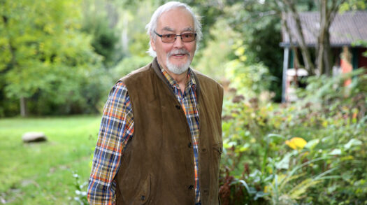 Vollendete sein 80. Lebensjahr: Herwig Bosch in seinem Garten. Foto: Christian Melzer